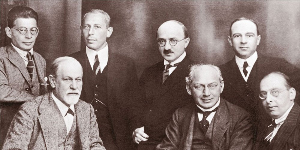 A „titkos bizottság”: Otto Rank, Karl Abraham, Max Eitingen, Ernest Jones. Seduti da sinistra: Sigmund Freud, Sandor Ferenczi, Hanns Sachs, 1920