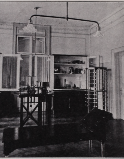 Lechner „Pszichofiziológiai dolgozó” (1903). A képen balra a Wundt féle „bonyolult” berendezés, „inga), jobb szélén a Hipp-féle kronoszkóp részlete